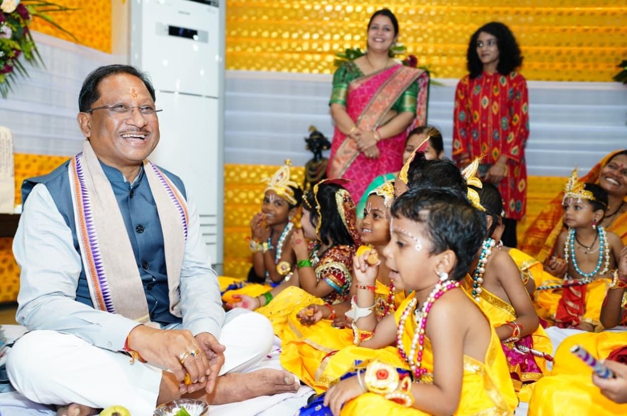 मुख्यमंत्री विष्णु देव साय ने नन्हें बाल गोपालों के संग मुख्यमंत्री निवास में हर्षोल्लास के साथ मनाई जन्माष्टमी,नन्हें बालगोपालों की अठखेलियों से गुलजार हुआ मुख्यमंत्री निवास