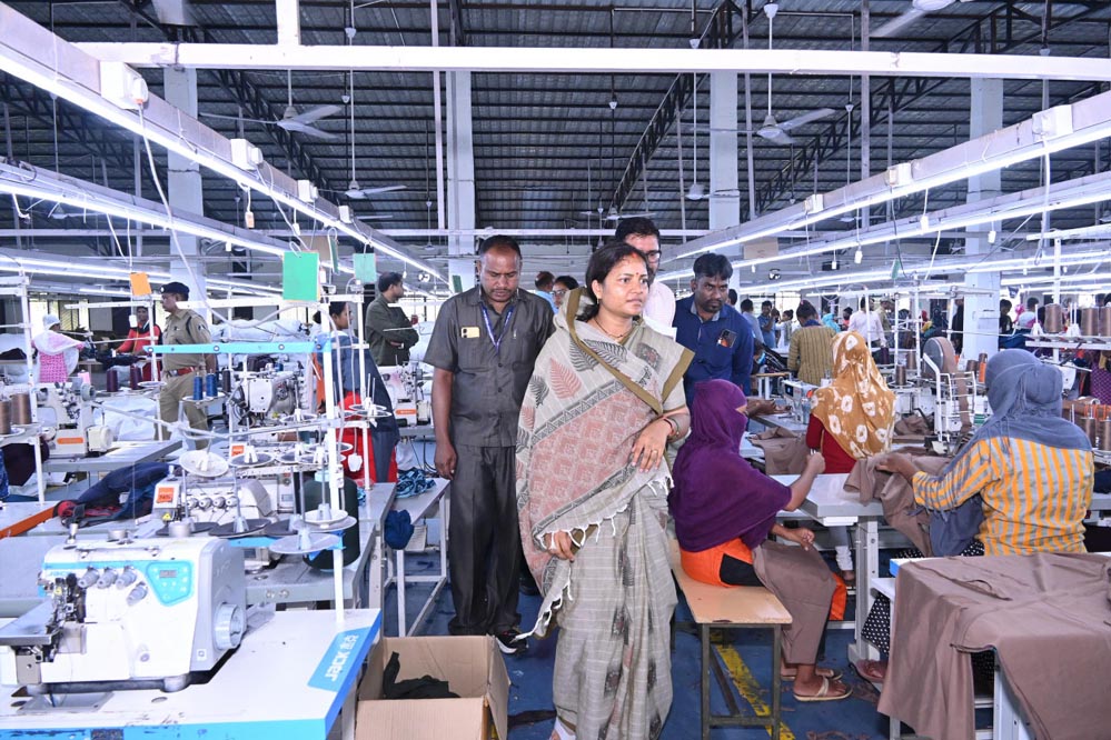 मंत्री श्रीमती लक्ष्मी राजवाड़े ने शबरी एंपोरियम, और गारमेंट फैक्ट्री का किया अवलोकन मंत्री श्रीमती लक्ष्मी राजवाड़े ने शबरी एंपोरियम, और गारमेंट फैक्ट्री का किया अवलोकन