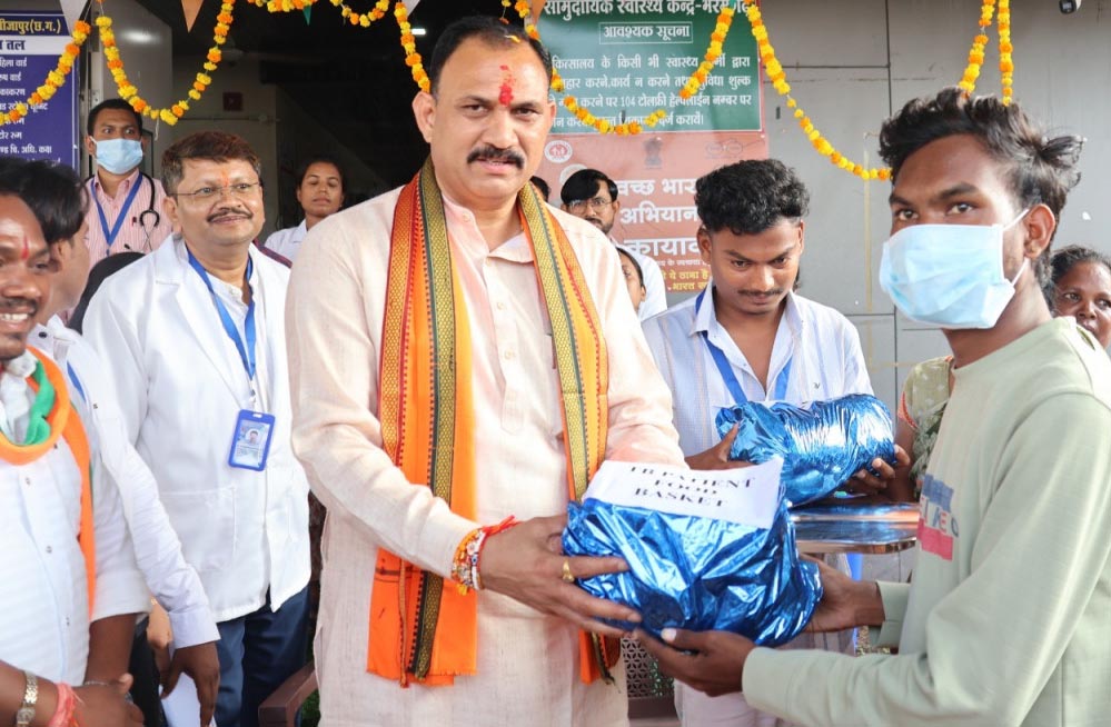 रायपुर : स्वास्थ्य मंत्री श्याम बिहारी जायसवाल ने बीजापुर के भैरमगढ़ स्वास्थ्य केंद्र का किया निरीक्षण