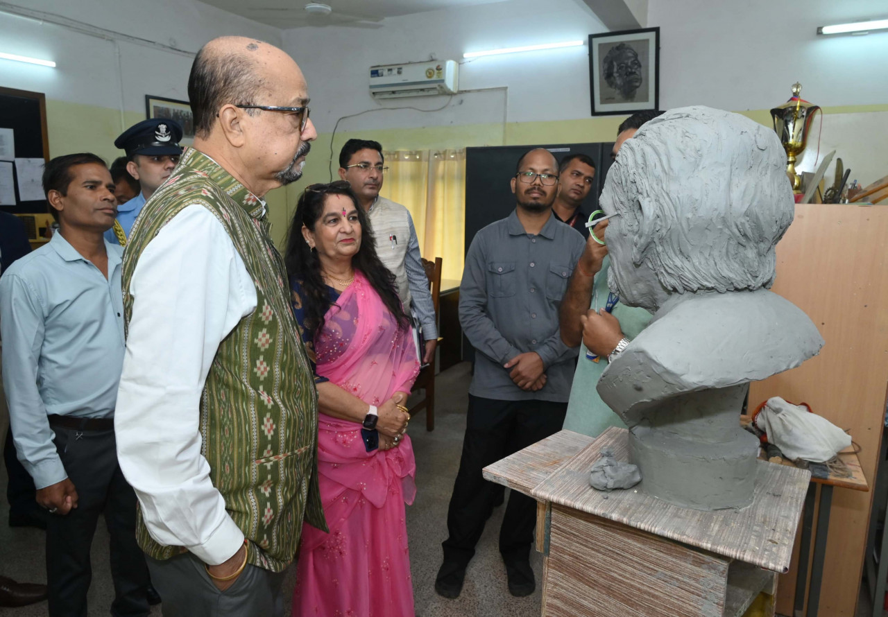 खैरागढ़ विश्वविद्यालय में असम के प्रसिद्ध साहित्यकार रघुनाथ चौधरी की कांस्य प्रतिमा का निर्माण….