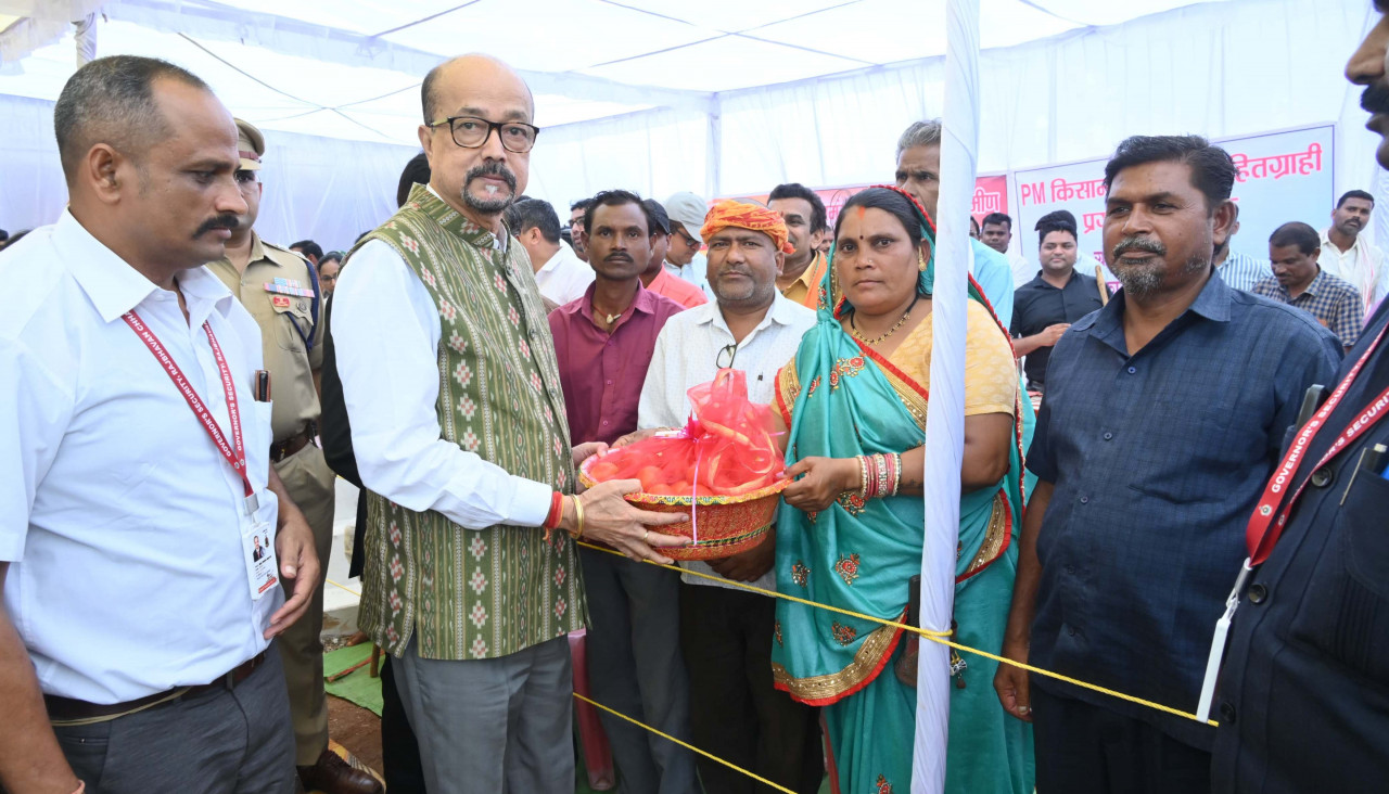 राज्यपाल रमेन डेका का खैरागढ़ प्रवास, चंदैनी गांव में ग्रामीणों ने किया पारंपरिक स्वागत….