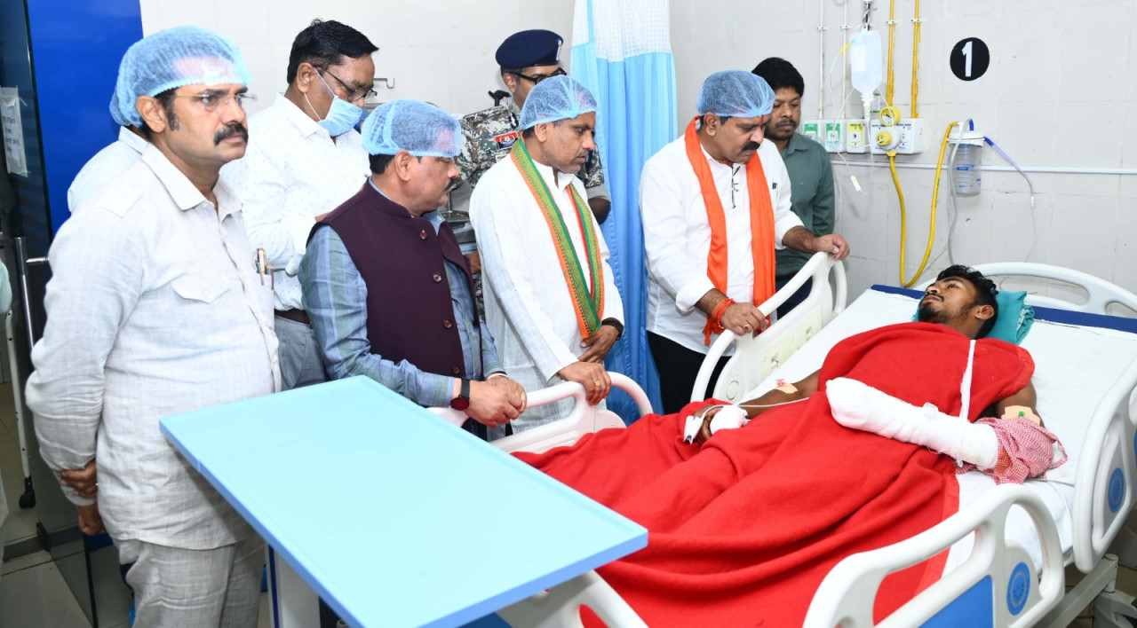 उपमुख्यमंत्री विजय शर्मा ने मेडिकल कॉलेज हॉस्पिटल पहुंच आईडी ब्लास्ट में घायल ग्रामीण और भालू के हमले में घायल जवान से भेंटकर पूछा स्वास्थ्य का हाल….