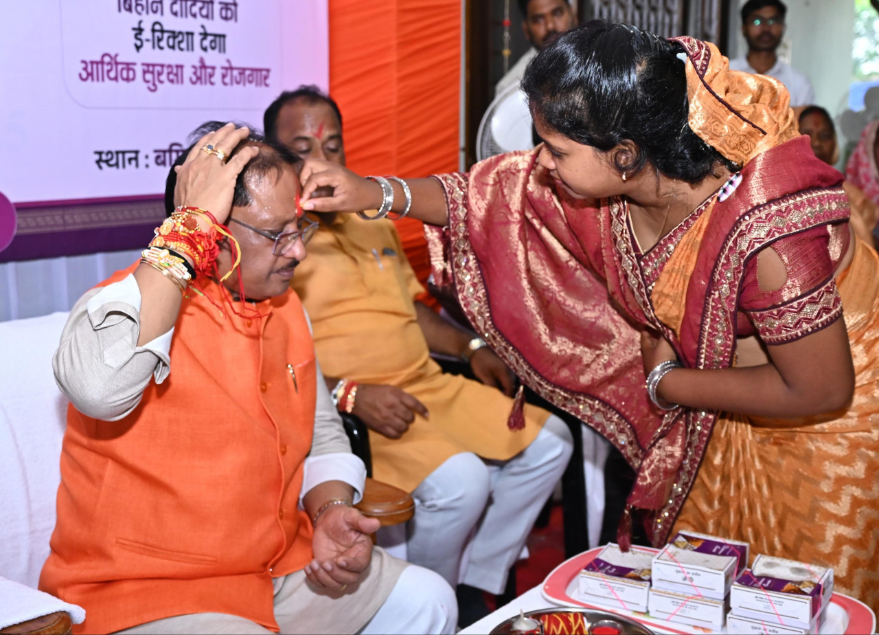 मुख्यमंत्री विष्णु देव साय को जशपुर की बहनों ने बांधी राखी…