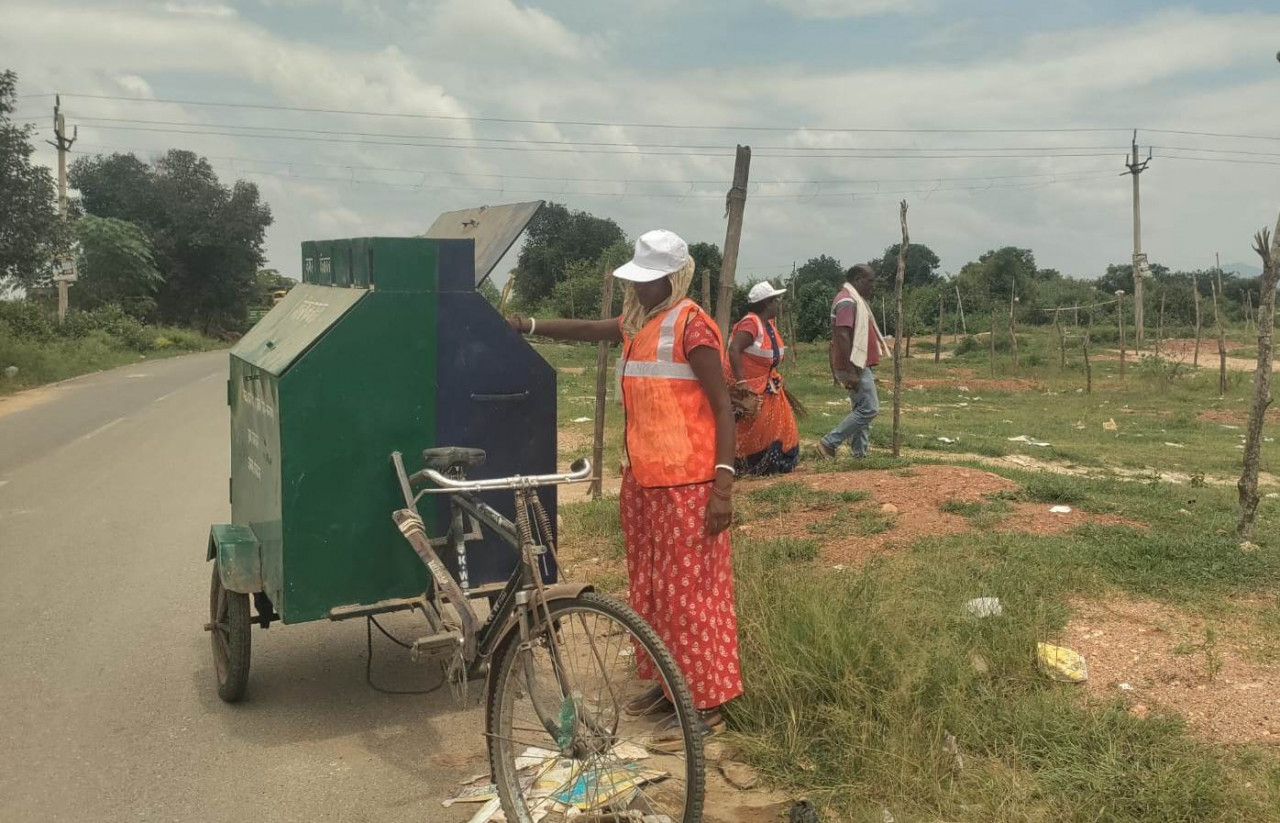 स्वच्छता के संग सशक्तिकरण : दीदियां संभाल रही गांव-शहर में स्वच्छता की जिम्मेदारी…. स्वच्छता के संग सशक्तिकरण : दीदियां संभाल रही गांव-शहर में स्वच्छता की जिम्मेदारी….