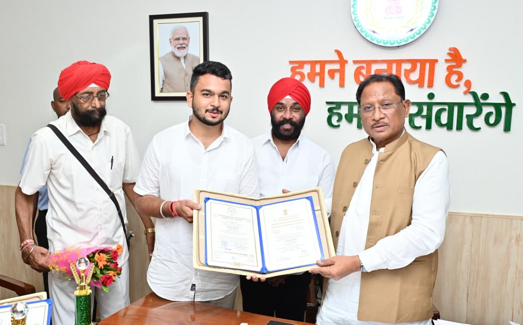 मुख्यमंत्री विष्णु देव साय से राष्ट्रपति सम्मान से सम्मानित देवाशीष और मनतृप्त कौर ने की सौजन्य मुलाकात… मुख्यमंत्री विष्णु देव साय से राष्ट्रपति सम्मान से सम्मानित देवाशीष और मनतृप्त कौर ने की सौजन्य मुलाकात…