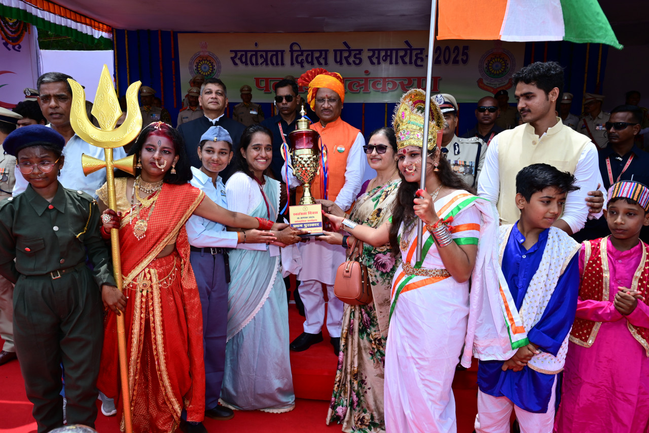 स्वतंत्रता दिवस समारोह: शालेय विद्यार्थियों की सांस्कृतिक प्रस्तुतियों ने बांधा समां…