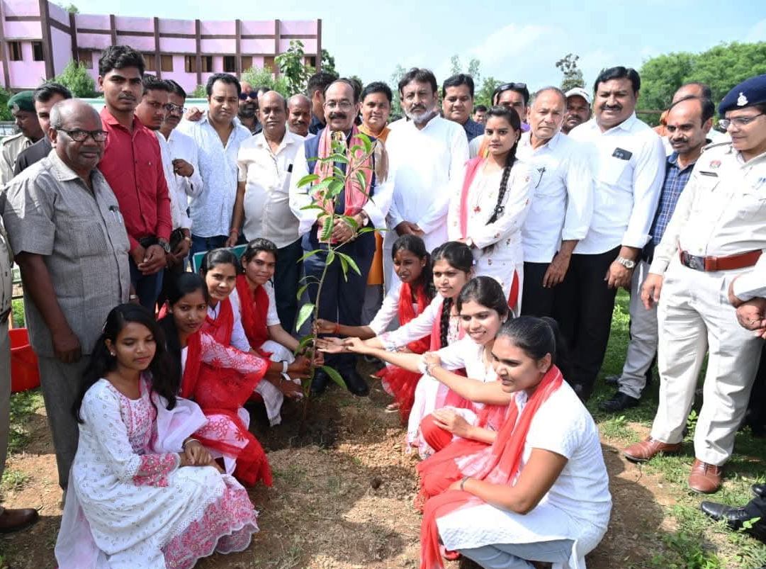 उप मुख्यमंत्री अरुण साव ने लोरमी में दीक्षारंभ कार्यक्रम में छात्रों को किया प्रेरित, वृक्षारोपण में भी लिया भाग…