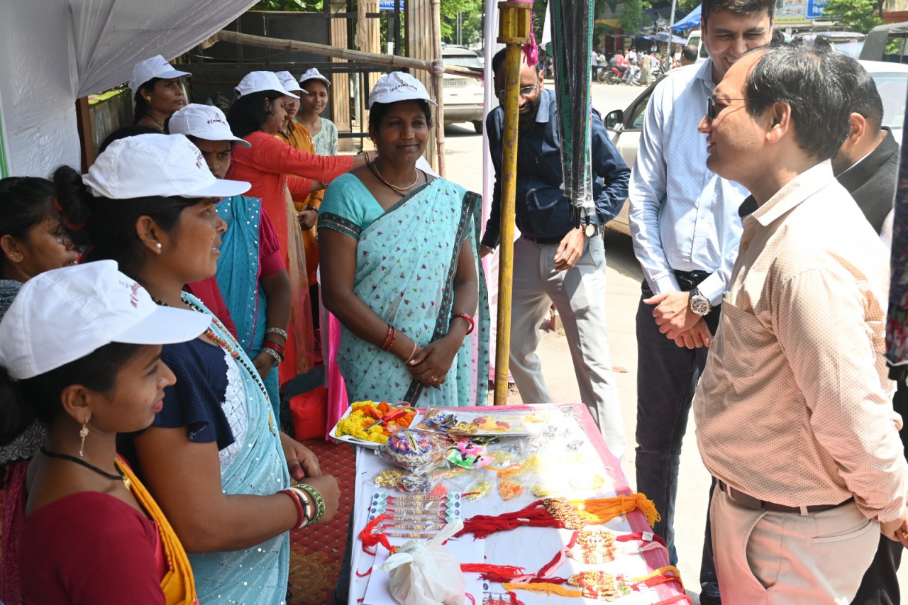 हर घर तिरंगा अभियान में दीदियों की स्वदेशी पहल: बिलासपुर में तीन दिवसीय तिरंगा बाजार का शुभारंभ…