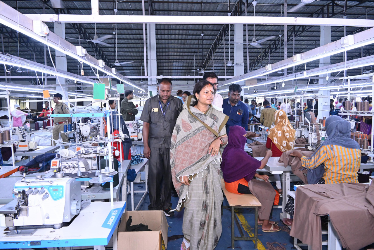 मंत्री श्रीमती लक्ष्मी राजवाड़े ने शबरी एंपोरियम, और गारमेंट फैक्ट्री का किया अवलोकन….