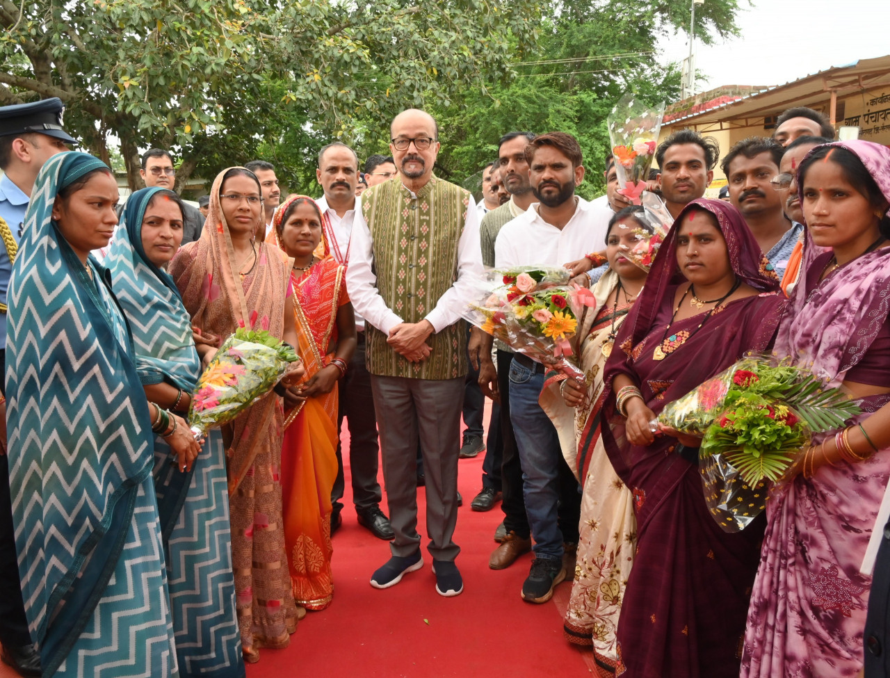 गोद ग्राम सोनपूरी में राज्यपाल का जनसंवाद, अंतिम पंक्ति तक योजनाओं के लाभ पर जोर…