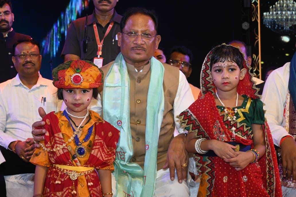 श्रीकृष्ण जन्माष्टमी उत्सव में उमड़ा आस्था का सैलाब : मुख्यमंत्री विष्णु देव साय हुए शामिल… श्रीकृष्ण जन्माष्टमी उत्सव में उमड़ा आस्था का सैलाब : मुख्यमंत्री विष्णु देव साय हुए शामिल…