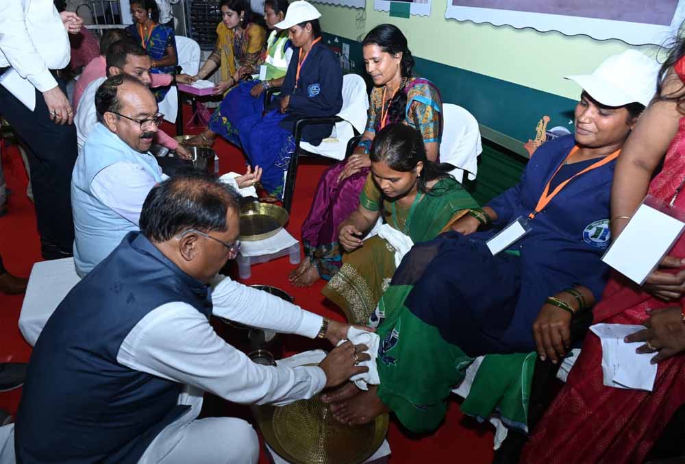 स्वच्छता में छत्तीसगढ़ को राष्ट्रीय स्तर पर प्रतिष्ठित करने में स्वच्छता दीदियों का अमूल्य योगदान : मुख्यमंत्री स्वच्छता में छत्तीसगढ़ को राष्ट्रीय स्तर पर प्रतिष्ठित करने में स्वच्छता दीदियों का अमूल्य योगदान : मुख्यमंत्री