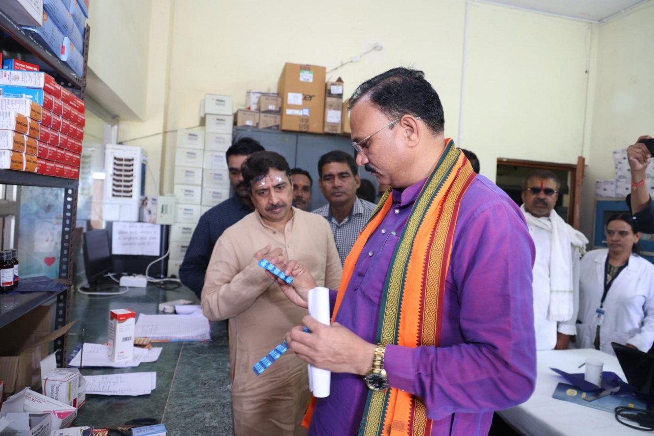 स्वास्थ्य मंत्री श्याम बिहारी जायसवाल ने प्राथमिक स्वास्थ्य केन्द्र जेवरा का किया आकस्मिक निरीक्षण…..