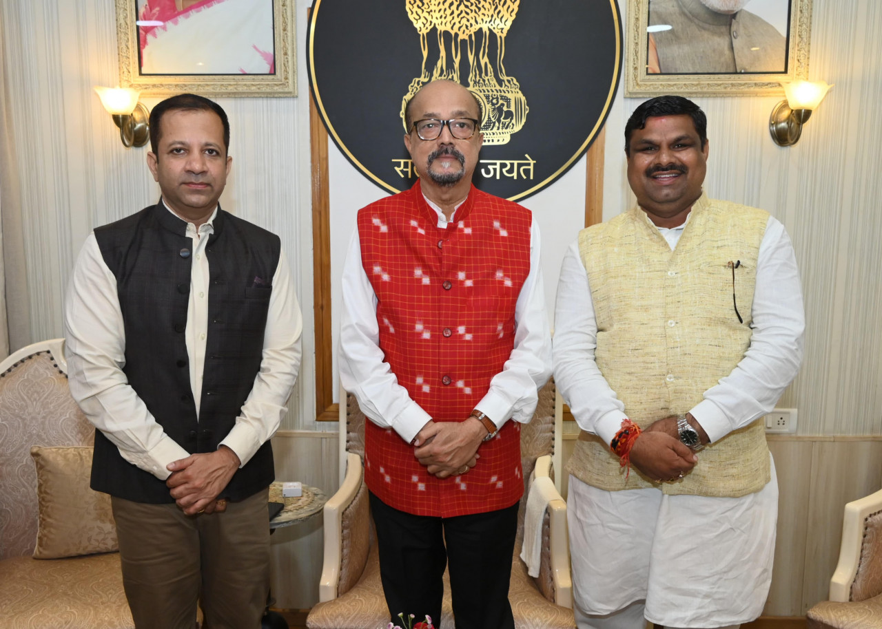 राज्यपाल रमेन डेका से शिक्षा मंत्री गजेंद्र यादव ने की सौजन्य भेंट, सचिव सिद्धार्थ कोमल परदेशी भी रहे उपस्थित….