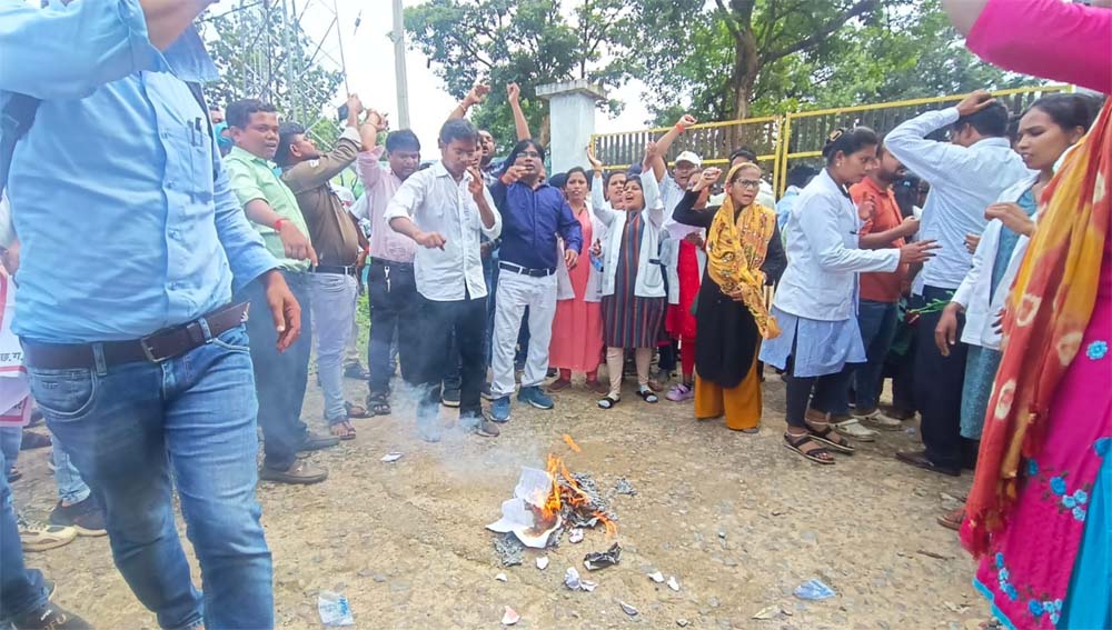 बर्खास्तगी के विरोध में NHM कर्मचारियों का हंगामा, पूरे प्रदेश में आंदोलन और सामूहिक इस्तीफे