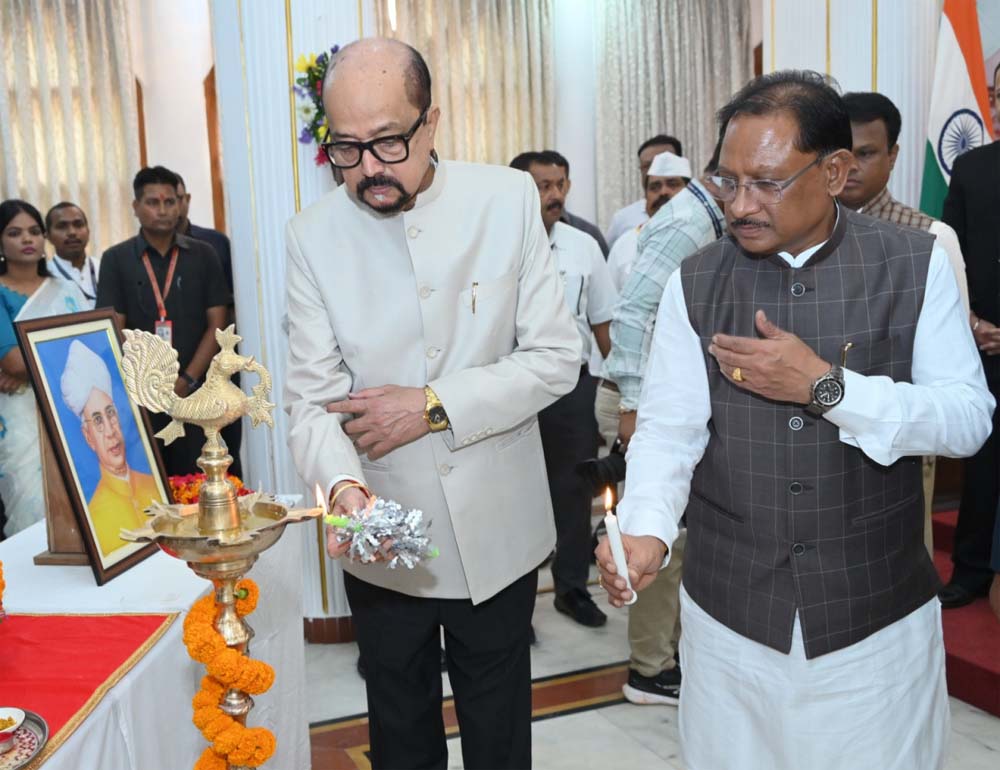 राजभवन में राज्य स्तरीय शिक्षक सम्मान समारोह आयोजित, मुख्यमंत्री साय और राज्यपाल हुए शामिल राजभवन में राज्य स्तरीय शिक्षक सम्मान समारोह आयोजित, मुख्यमंत्री साय और राज्यपाल हुए शामिल