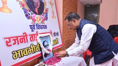 मुख्यमंत्री साय ने रायपुर की पहली महिला विधायक स्वर्गीय रजनी ताई उपासने के निवास पहुंचकर अर्पित की श्रद्धांजलि