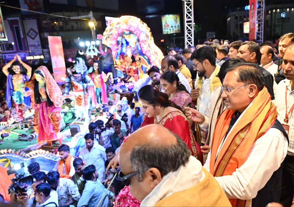 विविध पौराणिक प्रसंगों एवं आधुनिक घटनाओं पर आधारित सुसज्जित झांकियां बनी आकर्षण का केंद्र: झांकियों को देखने रायपुर में उमड़ा जनसैलाब