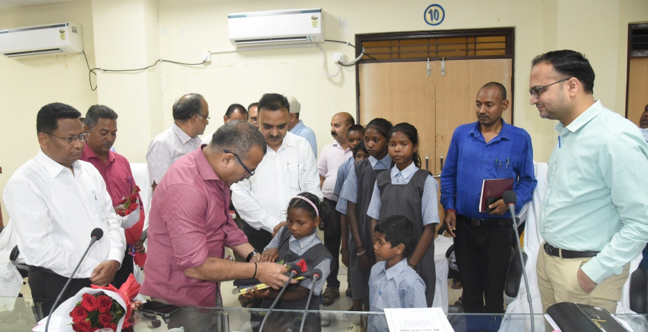 शालात्यागी बच्चे जुड़ें पुनः शिक्षा की मुख्यधारा से विशेष पिछड़ी जनजाति पहाड़ी कोरवा 06 बच्चों को कलेक्टर ने कराया शाला प्रवेश…. शालात्यागी बच्चे जुड़ें पुनः शिक्षा की मुख्यधारा से विशेष पिछड़ी जनजाति पहाड़ी कोरवा 06 बच्चों को कलेक्टर ने कराया शाला प्रवेश….