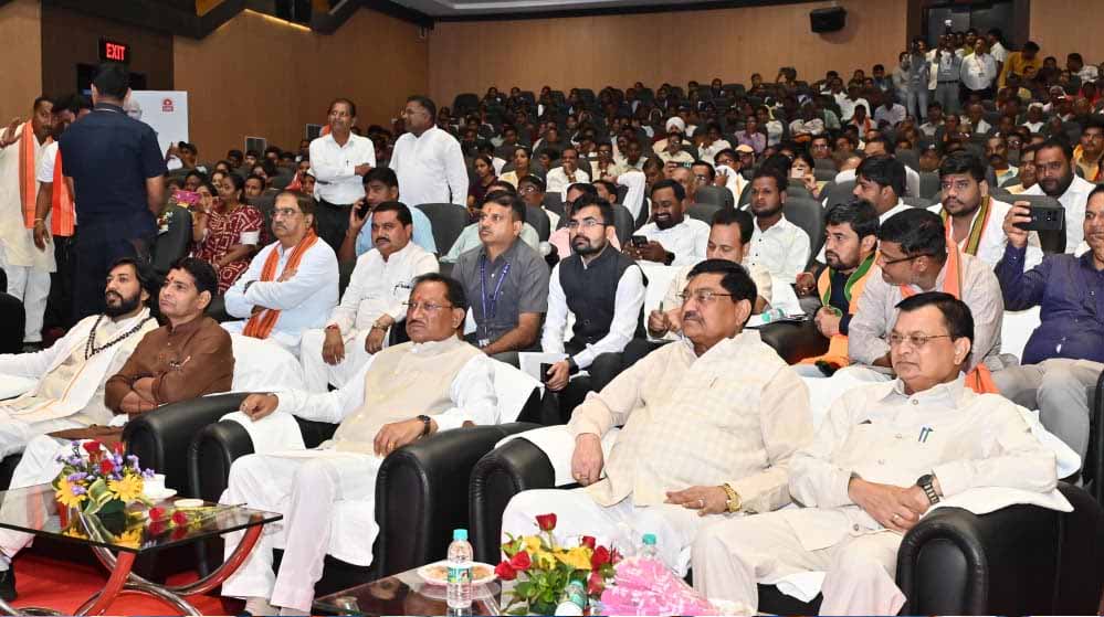 रायपुर : ‘मन की बात’ की 125वीं कड़ी का मुख्यमंत्री विष्णु देव साय सहित मंत्रियों और नागरिकों ने किया श्रवण