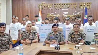 20 नक्सलियों का आत्मसमर्पण: 9 महिलाएं भी शामिल, 33 लाख का इनाम छोड़ लौटे मुख्यधारा में