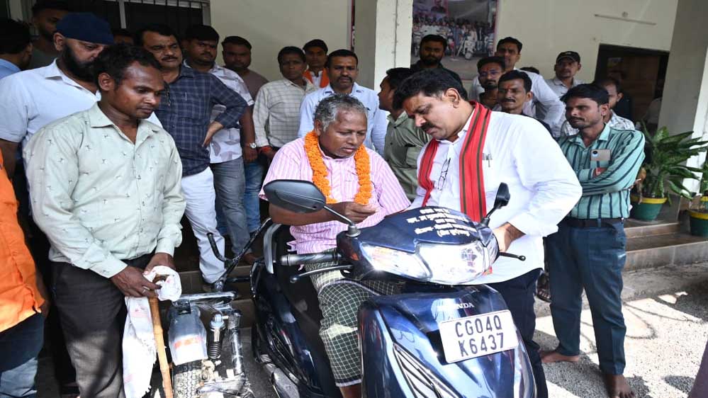 रायपुर : उप मुख्यमंत्री विजय शर्मा ने दिव्यांग युवक को दिया आगे बढ़ने का सहारा, अमर मरकाम को तत्काल मिली स्कूटी