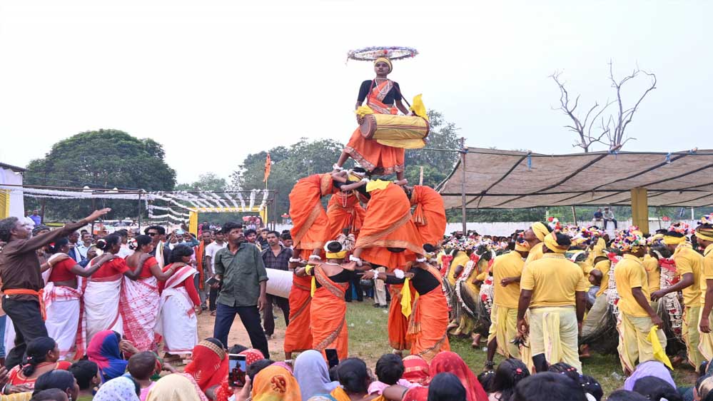 रायपुर : महिला एवं बाल विकास मंत्री श्रीमती राजवाड़े संबलपुर में करमा तिहार उत्सव में शामिल हुईं