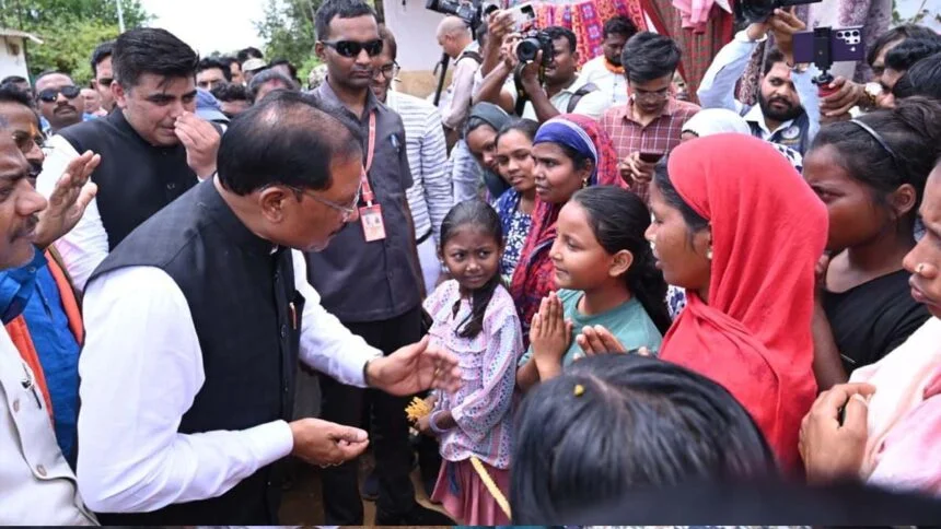 बाढ़ प्रभावितों का हाल जानने सीधे उनके बीच पहुँचे मुख्यमंत्री श्विष्णु देव साय: अधिकारियों को राहत एवं पुनर्वास कार्यों में तेजी लाने के निर्देश…. बाढ़ प्रभावितों का हाल जानने सीधे उनके बीच पहुँचे मुख्यमंत्री श्विष्णु देव साय: अधिकारियों को राहत एवं पुनर्वास कार्यों में तेजी लाने के निर्देश….
