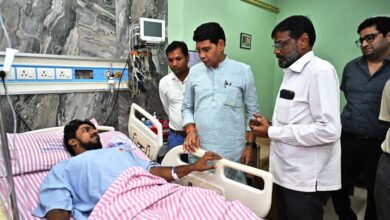 मंत्री टंक राम वर्मा ने अस्पताल पहुँचकर मरीज का जाना हालचाल…. मंत्री टंक राम वर्मा ने अस्पताल पहुँचकर मरीज का जाना हालचाल….