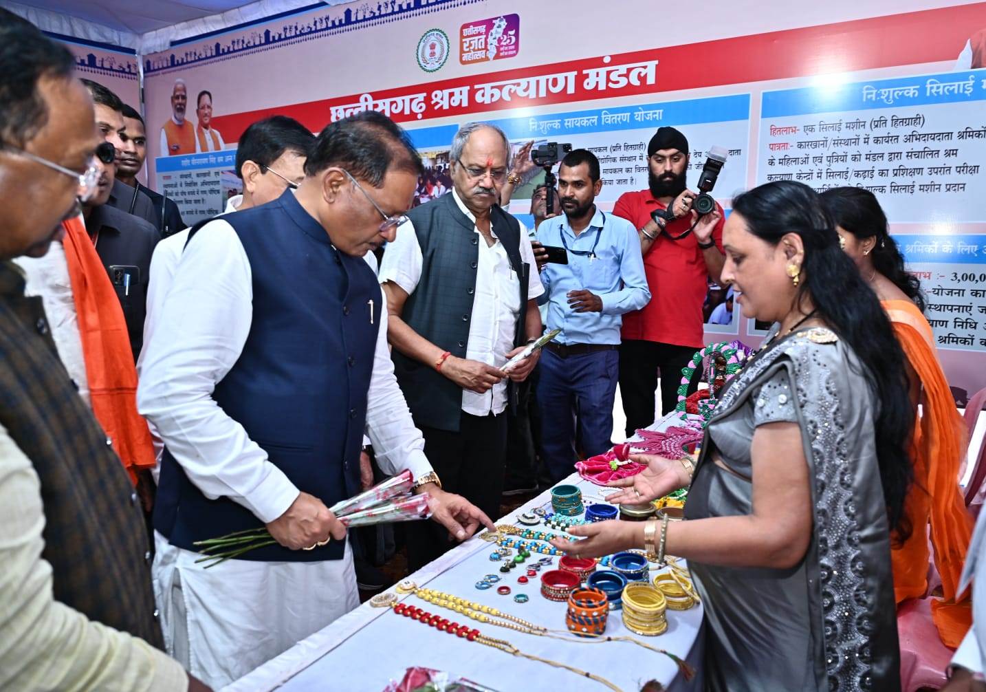 मुख्यमंत्री विष्णु देव साय ने किया श्रम विभाग द्वारा आयोजित प्रदर्शनी का अवलोकन….