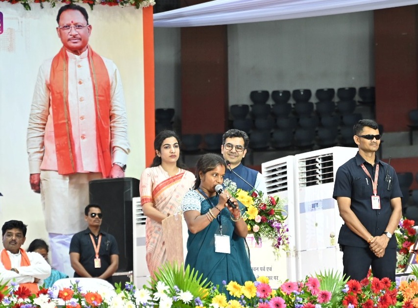 मुख्यमंत्री ने किया दीदी ई-रिक्शा चालक भुनेश्वरी साहू एवं मुख्यमंत्री नोनी बाबू मेधावी शिक्षा सहायता योजना के हितग्राही मनोज साहू से किया संवाद….