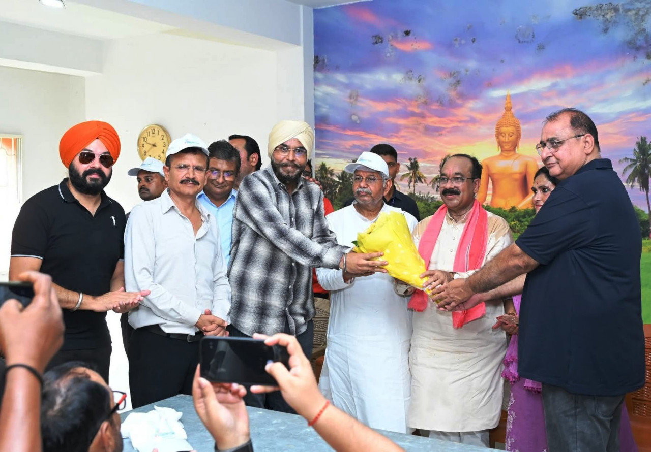 उप मुख्यमंत्री अरुण साव ने अधिकारियों संग किया श्रमदान, स्वच्छता दीदियों को बांटे किट और पीएम स्वनिधि हितग्राहियों को सौंपे यूपीआई बॉक्स….