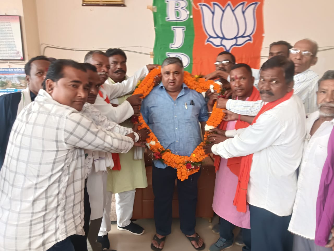 घाँसी(घसिया) समाज के जनप्रतिनिधियों ने मंत्री से की मुलाकात,दी बधाई,सामाज के बारे में किए चर्चा। घाँसी(घसिया) समाज के जनप्रतिनिधियों ने मंत्री से की मुलाकात,दी बधाई,सामाज के बारे में किए चर्चा।