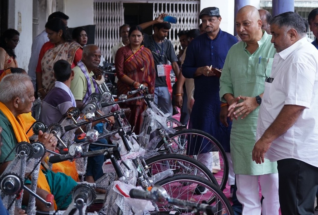 पर्यटन एवं संस्कृति मंत्री राजेश अग्रवाल ने दिव्यांगजनों को ट्रायसायकल एवं व्हीलचेयर का किया वितरण….