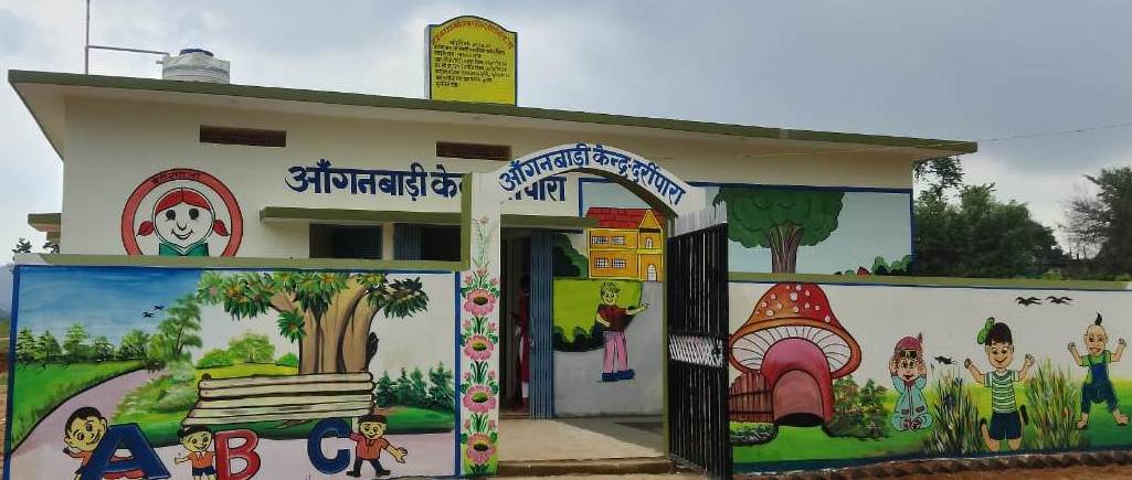 महानगरों के प्ले स्कूल की तरह सुंदर आंगनबाड़ी पहाड़ी कोरवा बस्तियों में….