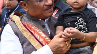 सरल और सहज मुख्यमंत्री विष्णु देव साय का दिखा अपनत्व, नन्हे इवान को गोद में लेकर किया दुलार….