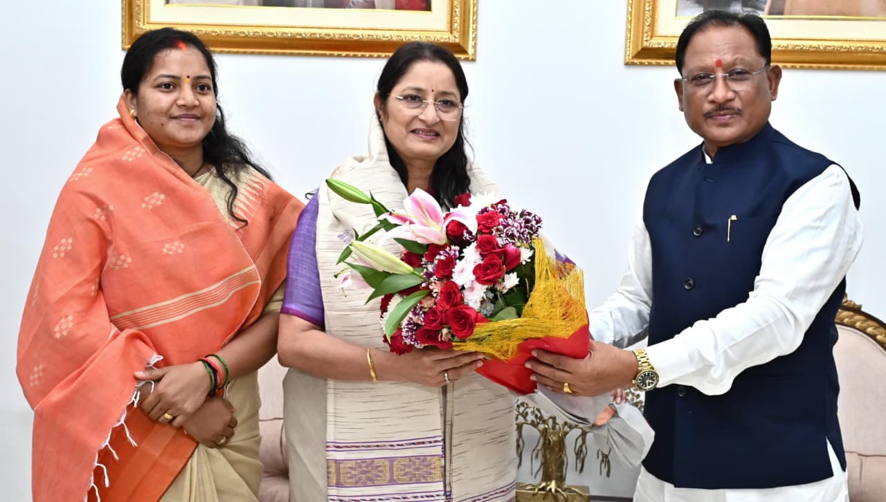 मुख्यमंत्री विष्णु देव साय से केंद्रीय महिला एवं बाल विकास मंत्री श्रीमती अन्नपूर्णा देवी ने की सौजन्य भेंट….