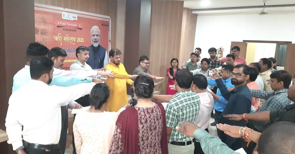 खादी अपनाने की शपथ लेकर आत्मनिर्भर भारत के संकल्प की ओर कदम….
