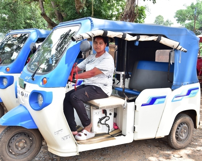 ई-रिक्शा चलाकर यात्रियों को मंजिल तक पहुंचा रही सरस्वती…. ई-रिक्शा चलाकर यात्रियों को मंजिल तक पहुंचा रही सरस्वती….