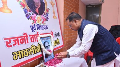 मुख्यमंत्री विष्णु देव साय ने रायपुर की पहली महिला विधायक स्वर्गीय रजनी ताई उपासने के निवास पहुंचकर अर्पित की श्रद्धांजलि….