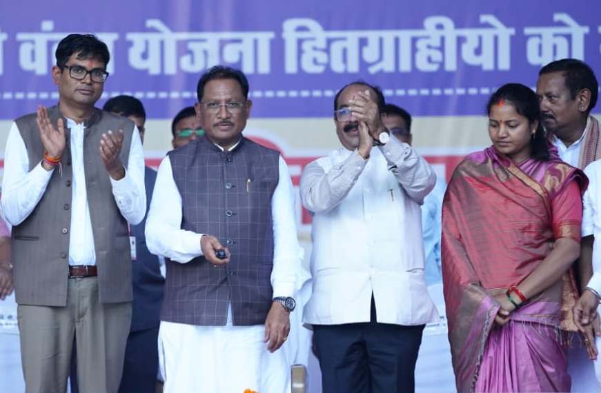 महतारी वंदन योजना के तहत मुख्यमंत्री विष्णुदेव साय ने महिलाओं के खातों में अंतरित किए 1000-1000 रुपये….