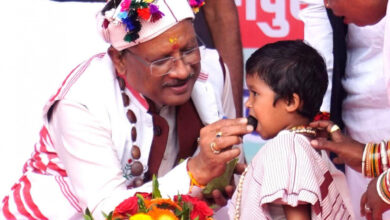 मुख्यमंत्री विष्णुदेव साय का आत्मीय और वात्सल्यपूर्ण व्यवहार : नन्ही बच्ची भूमिका बघेल को दुलारते हुए खिलाया महुआ लड्डू…..