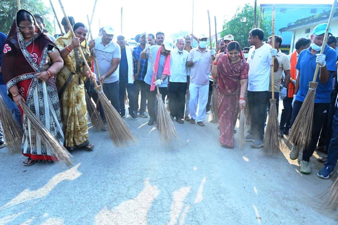 घर की तरह शहर को भी रखें साफ : उप मुख्यमंत्री अरुण साव की अगुवाई में महामाया मंदिर से अस्पताल तक सफाई….