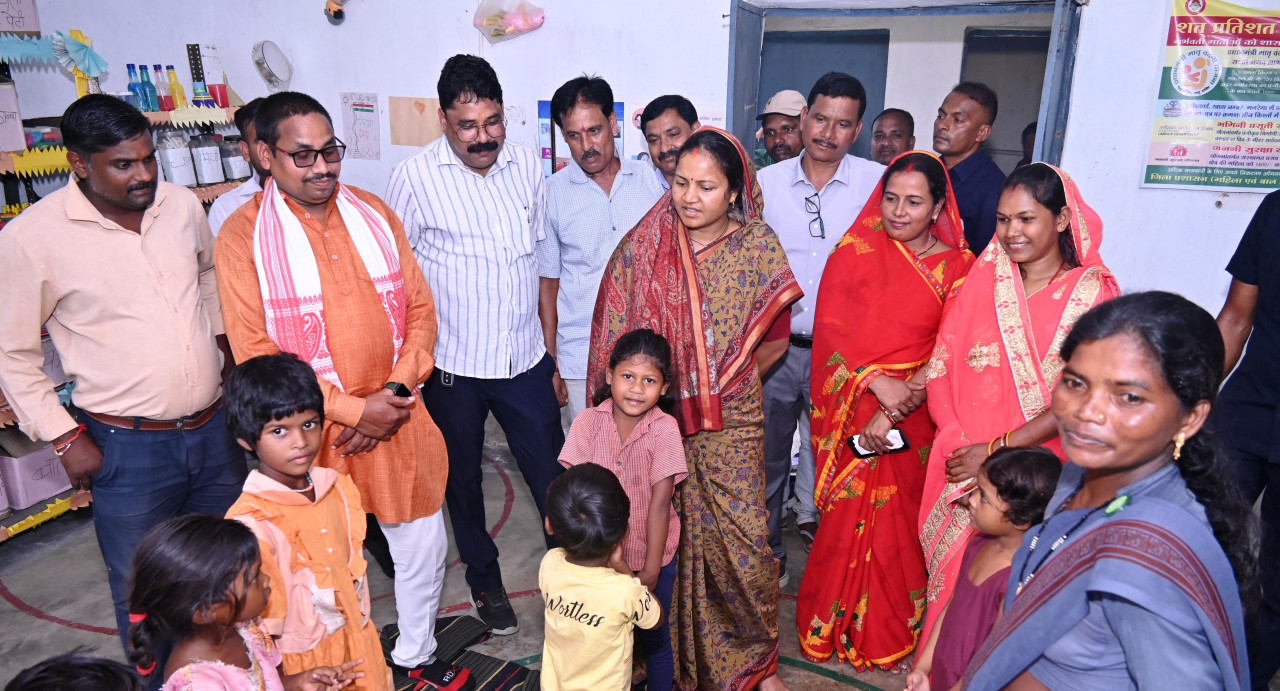 महिला एवं बाल विकास मंत्री श्रीमती लक्ष्मी राजवाड़े ने धरसेड़ी आंगनबाड़ी केंद्र का औचक निरीक्षण किया… महिला एवं बाल विकास मंत्री श्रीमती लक्ष्मी राजवाड़े ने धरसेड़ी आंगनबाड़ी केंद्र का औचक निरीक्षण किया…