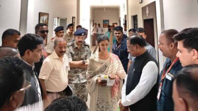 बाढ़ में बही पुस्तकें, टेबलेट भी हुआ खराब, पर नहीं रुकेगी पूनम की प्रतियोगी परीक्षा की तैयारी बाढ़ में बही पुस्तकें, टेबलेट भी हुआ खराब, पर नहीं रुकेगी पूनम की प्रतियोगी परीक्षा की तैयारी