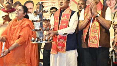 मुख्यमंत्री विष्णु देव साय खारुन मईया समरसता भव्य महाआरती में हुए शामिल : महाआरती में मंत्रोच्चार से गूंजा खारुन नदी का महादेव घाट…