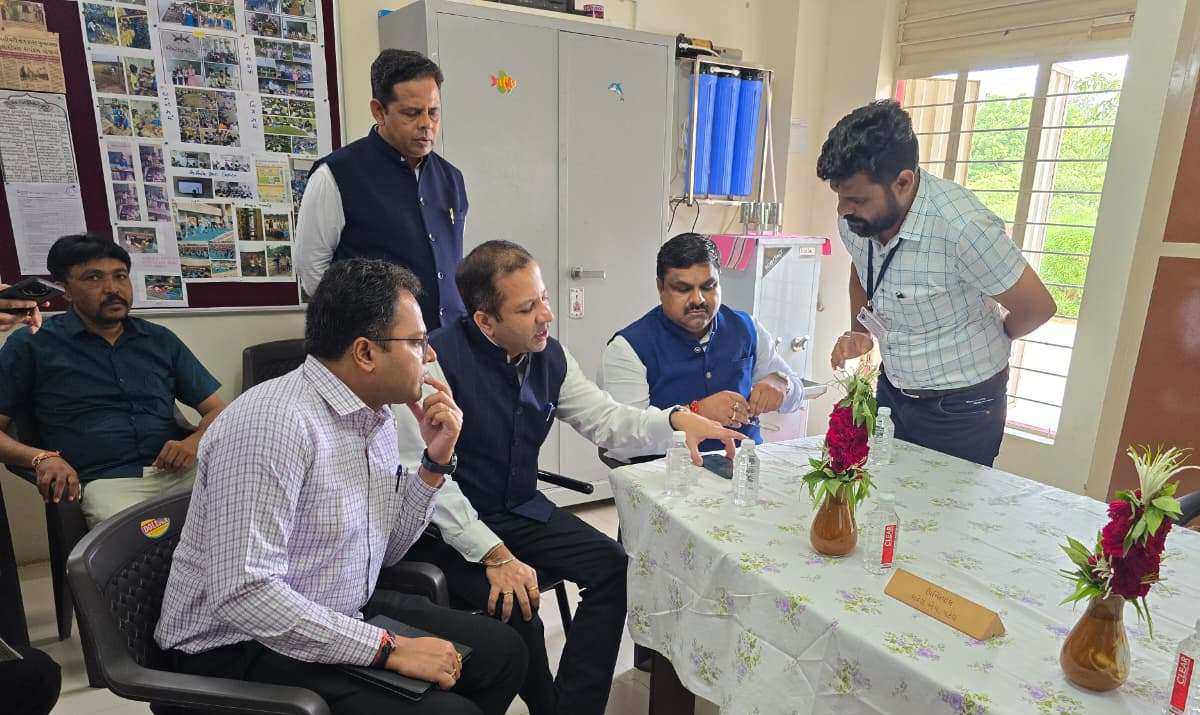 शिक्षा मंत्री गजेंद्र यादव ने गुजरात के विद्या समीक्षा केंद्र का किया निरीक्षण….