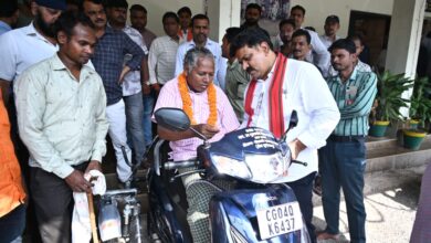 उप मुख्यमंत्री विजय शर्मा ने दिव्यांग युवक को दिया आगे बढ़ने का सहारा, अमर मरकाम को तत्काल मिली स्कूटी….