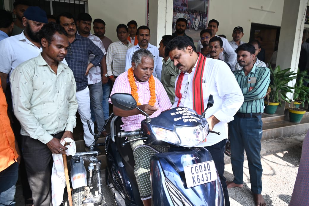 उप मुख्यमंत्री विजय शर्मा ने दिव्यांग युवक को दिया आगे बढ़ने का सहारा, अमर मरकाम को तत्काल मिली स्कूटी….