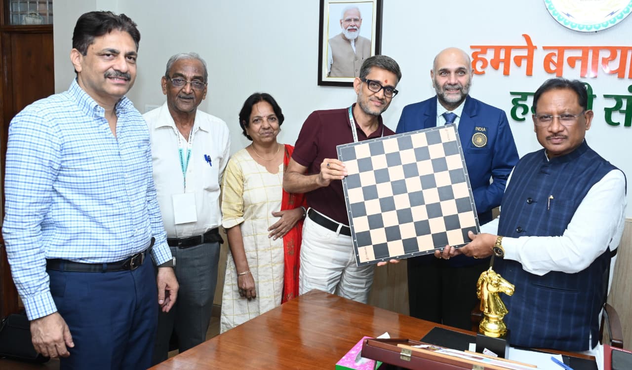 मुख्यमंत्री विष्णु देव साय से ग्रैंडमास्टर प्रवीण महादेव थिप्से ने की सौजन्य भेंट…. मुख्यमंत्री विष्णु देव साय से ग्रैंडमास्टर प्रवीण महादेव थिप्से ने की सौजन्य भेंट….